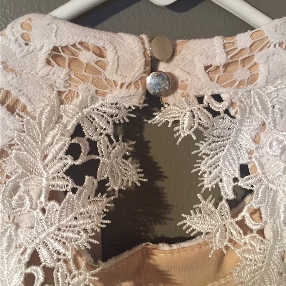 NWT Francesca’s Della Hi-neck Lace Shift Dress - Picture 7 of 7